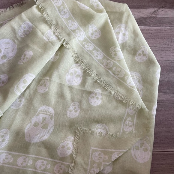 MCQUEEN Skull Print Wool Fringe Scarf Green - Picture 4 of 5